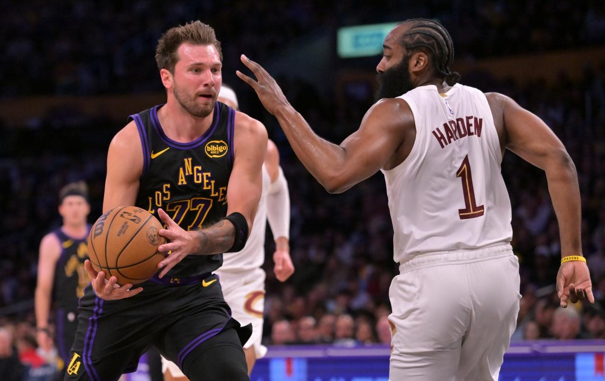 体育平台-湖人四连胜锁定季后赛,四人携手刷爆纪录,骑士在下一盘大棋?